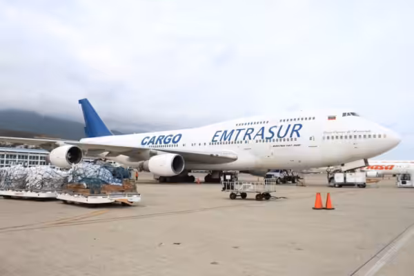 An EMTRASUR plane on the tarmac of Simón Bolívar International Airport, loading supplies headed for Suriname. Photo: Twitter/@CancilleriaVE