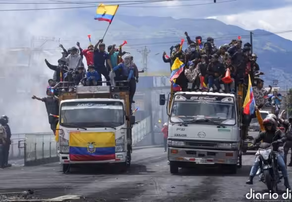Two trucks loaded with Indigenous protesters from the countryside arriving in Quito. Photo: Diario Dia.