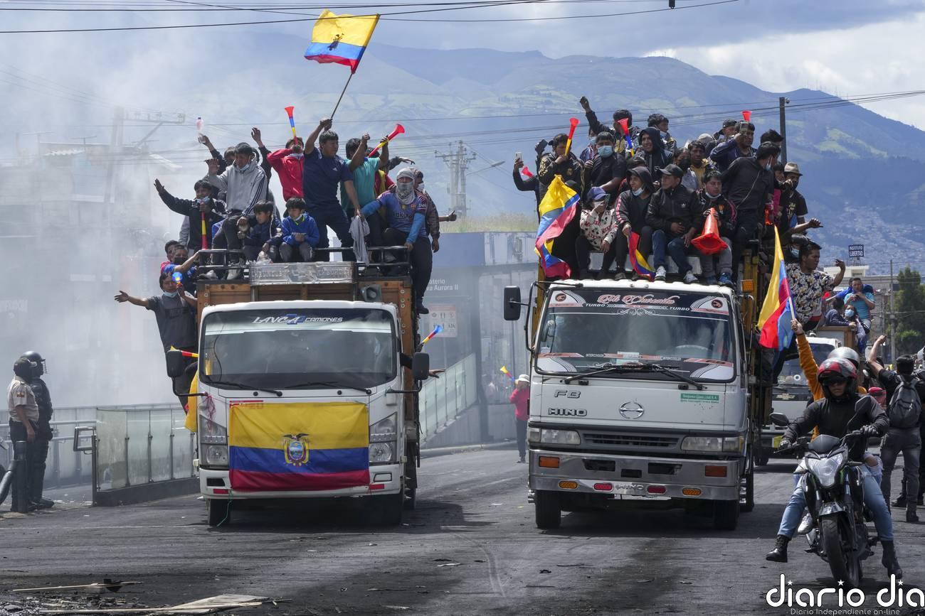 Two trucks loaded with Indigenous protesters from the countryside arriving in Quito. Photo: Diario Dia.