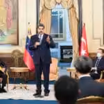 President Nicolas Maduro (center) escorted by outgoing Turkish ambassador Şevki Mütevellioğlu (left) and Minister for Foreign Affairs Carlos Faria (right). Photo: Presidential press.