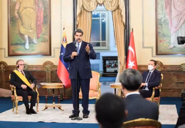 President Nicolas Maduro (center) escorted by outgoing Turkish ambassador Şevki Mütevellioğlu (left) and Minister for Foreign Affairs Carlos Faria (right). Photo: Presidential press.