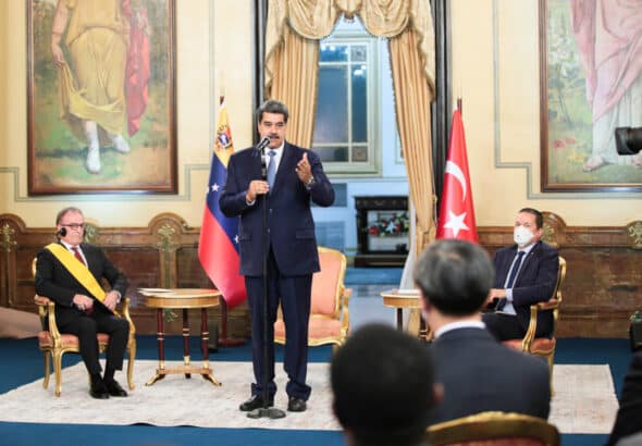 President Nicolas Maduro (center) escorted by outgoing Turkish ambassador Şevki Mütevellioğlu (left) and Minister for Foreign Affairs Carlos Faria (right). Photo: Presidential press.