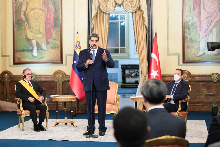 President Nicolas Maduro (center) escorted by outgoing Turkish ambassador Şevki Mütevellioğlu (left) and Minister for Foreign Affairs Carlos Faria (right). Photo: Presidential press.