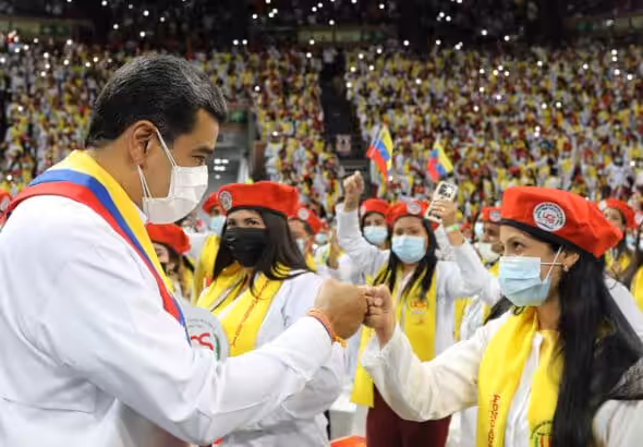 Venezuelan President Nicolás Maduro greeting new healthcare graduates during a massive graduation ceremony, July 14, 2022. Photo: Presidential Press.