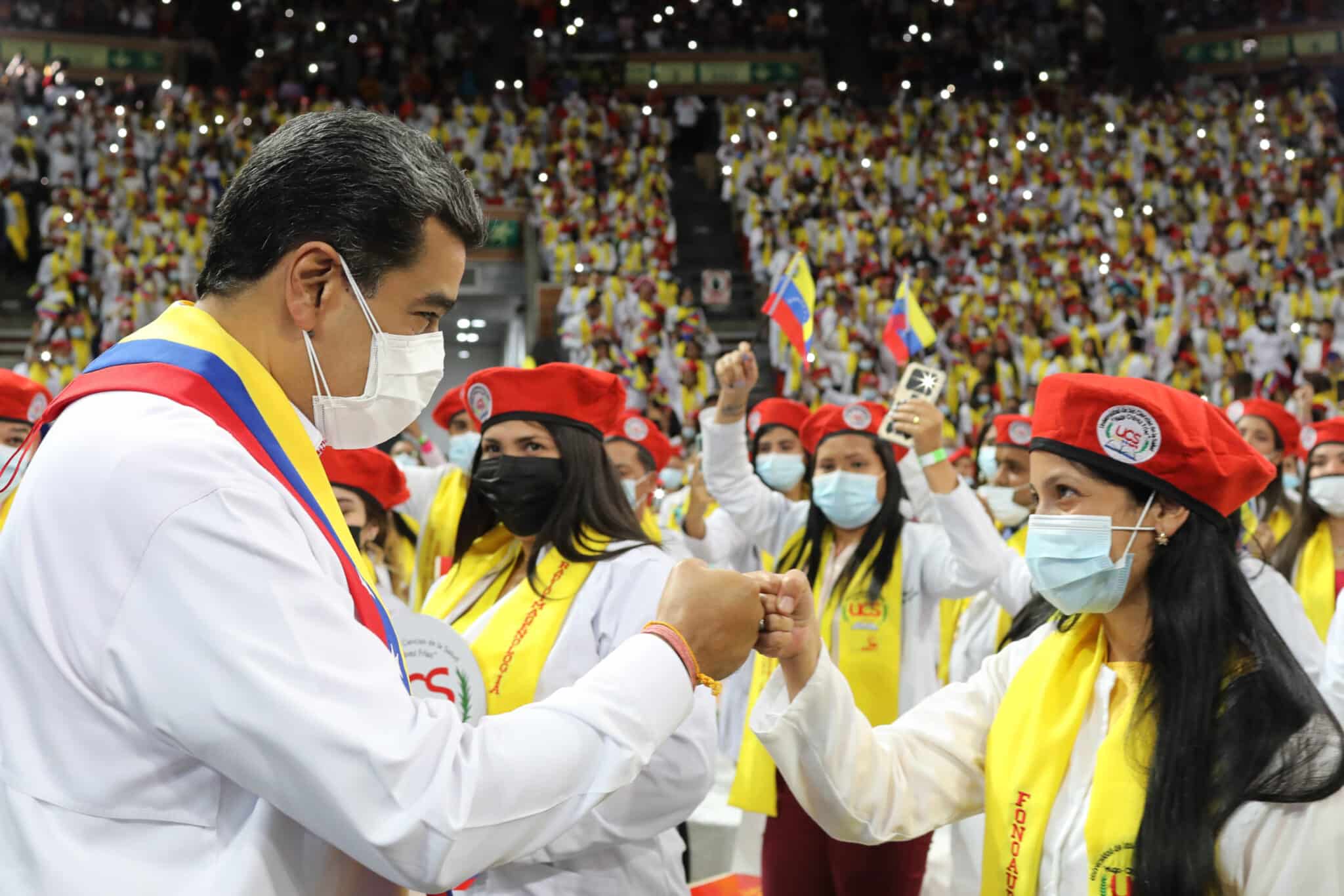 Venezuelan President Nicolás Maduro greeting new healthcare graduates during a massive graduation ceremony, July 14, 2022. Photo: Presidential Press.