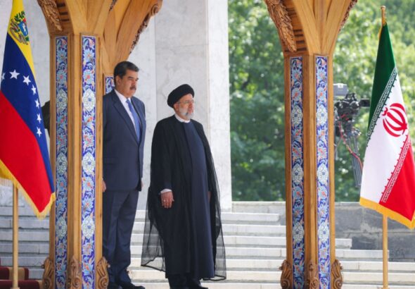 Featured image: Venezuelan President Nicolás Maduro (left) and Iranian President Seyed Ebrahim Raisi during a military salute at the presidential palace in Tehran, June 2022. Photo: Alazmenah.com.