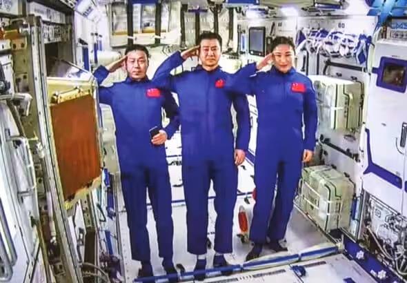 The Shenzhou-14 crew members, Chen Dong (center), Liu Yang (right) and Cai Xuzhe salute from the Wentian (Quest to The Heavens) lab module on July 25, 2022 from some 400 kilometers above the Earth. The three taikonauts checked in to their office and home unit in space at 10:03 am. Photo: cnsphoto.