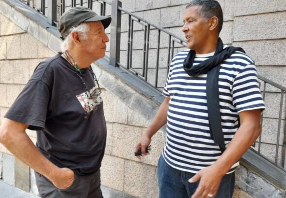 Carlos Aznárez (left) speaks to Alisalem Babeit (right), representative of the Plosario Front in Cantabria, Spain. Photo: Resumen Latinoamericano.
