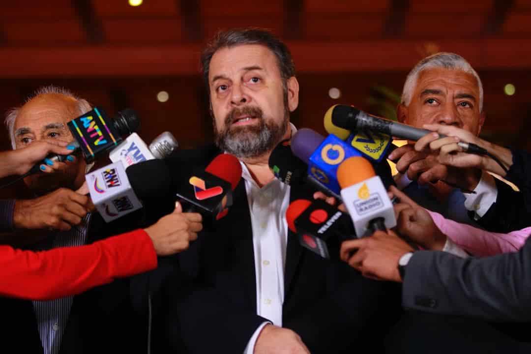 Opposition politician Timoteo Zambrano giving a statement to the press in 2020. Photo: Twitter/@ViceVenezuela.