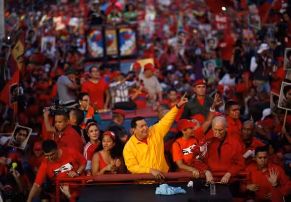 Comandante Hugo Chávez surrounded by people during a political rally. File photo.