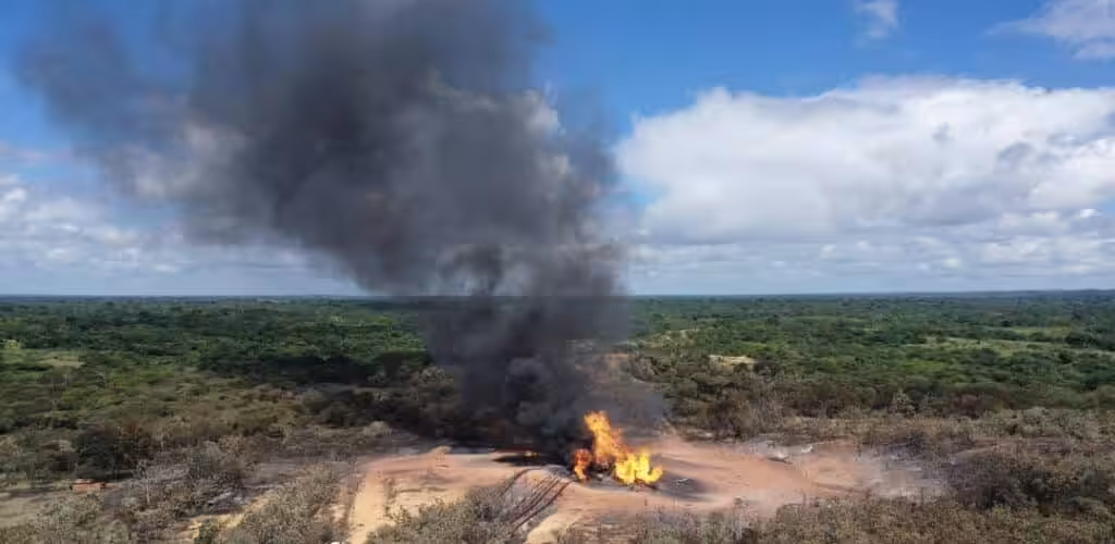 Pipeline explosion in the east of Venezuela seen from the air, an act of sabotage according to Minister for Oil Tareck El Aissami. Photo: Twitter/@TareckPSUV.