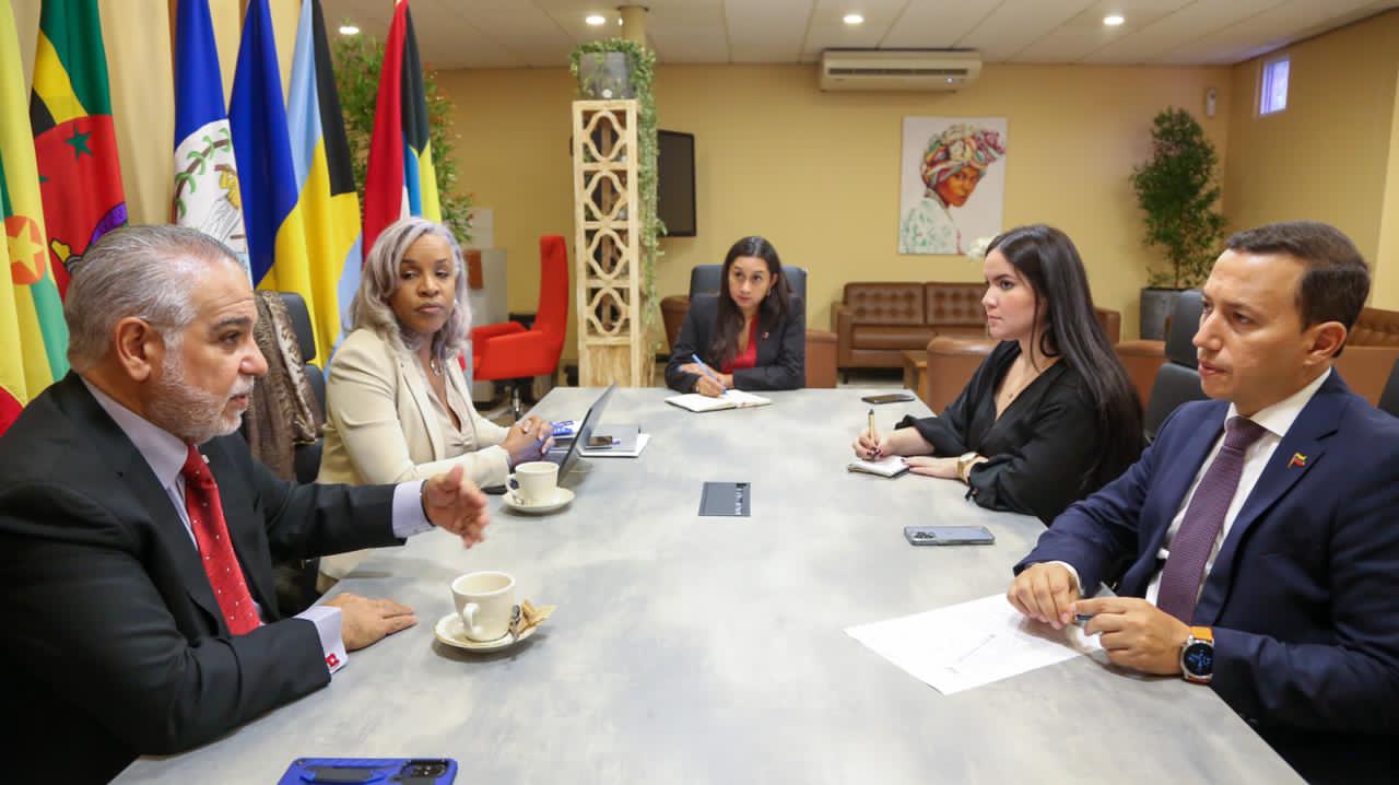 Venezuelan vice minister of foreign affairs for the Caribbean, Raúl Licausi (right) and Secretary General of the Association of Caribbean States (ACS) Rodolfo Sabonge (left). Photo: Twitter/@CancilleriaVE.