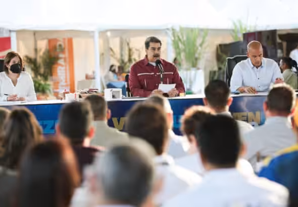 President Nicolás Maduro accompanied by Minister for Science and Technology, Gabriela Jiménez, and the Governor of the Miranda state, Héctor Rodríguez. Photo: Presidential Press.