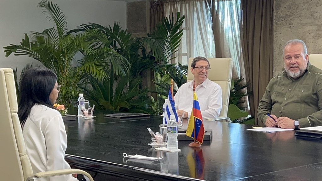 Venezuelan Vice President Delcy Rodríguez meets Cuban Foereign Affairs Minister Bruno Rodríguez (left) and Prime Minister Manuel Marrero Cruz in Havana, on Friday, July 15, 2022. Photo: Twitter/@delcyrodriguezv.