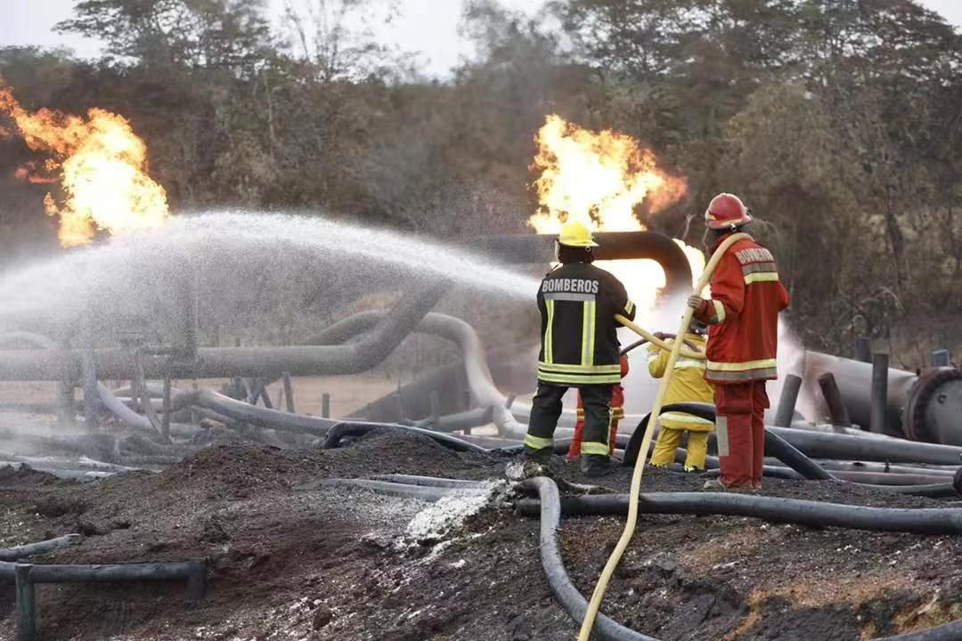 Firemen extinguishing some remaining flames on the site of sabotage. Photo: Twitter/@MinPetroleVE.