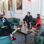 Ambassador of Argentina in Venezuela, Óscar Laborde, with Venezuelan Deputy Minister of Foreign Affairs Rander Peña Ramírez and other officials after his arrival in Caracas. Photo: Twitter/@RanderPena