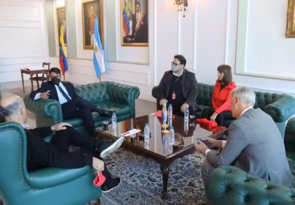 Ambassador of Argentina in Venezuela, Óscar Laborde, with Venezuelan Deputy Minister of Foreign Affairs Rander Peña Ramírez and other officials after his arrival in Caracas. Photo: Twitter/@RanderPena