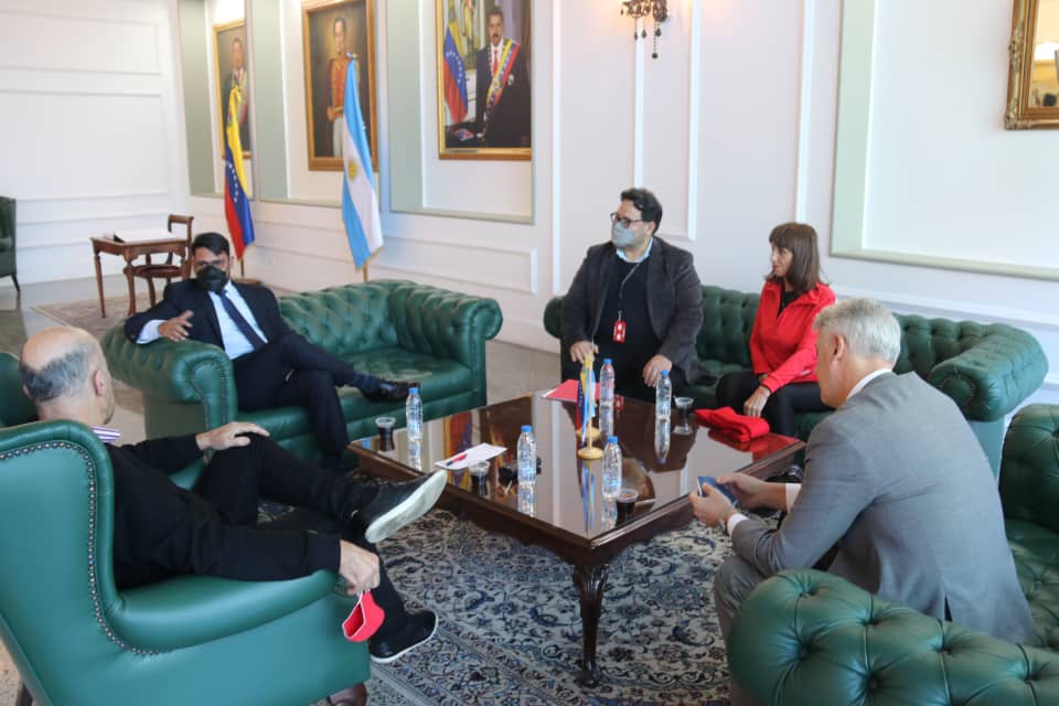Ambassador of Argentina in Venezuela, Óscar Laborde, with Venezuelan Deputy Minister of Foreign Affairs Rander Peña Ramírez and other officials after his arrival in Caracas. Photo: Twitter/@RanderPena