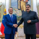Qatari Foreign Affairs Minister Mohammad Bin Abdulrahman Al-Thani (left) and Venezuelan President Nicolas Maduro (right), during a meeting at Miraflores Palace in Caracas, July 27, 2022. Photo: Twitter/@QNAEnglish.