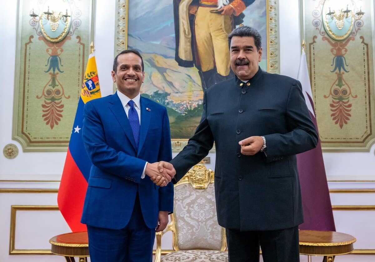 Qatari Foreign Affairs Minister Mohammad Bin Abdulrahman Al-Thani (left) and Venezuelan President Nicolas Maduro (right), during a meeting at Miraflores Palace in Caracas, July 27, 2022. Photo: Twitter/@QNAEnglish.