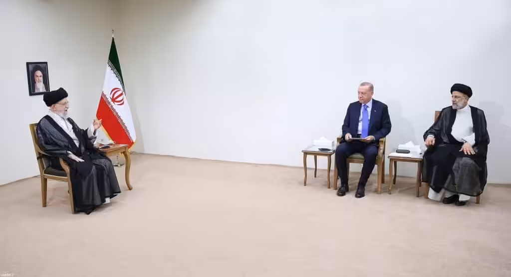 Supreme Leader of Iran Ali Khamenei speaks with Turkish President Recep Tayyip Erdoğan who is accompanied by Iranian President Sayyid Ebrahim Raisi. Photo: Presidency of Iran.