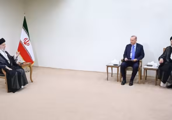 Supreme Leader of Iran Ali Khamenei speaks with Turkish President Recep Tayyip Erdoğan who is accompanied by Iranian President Sayyid Ebrahim Raisi. Photo: Presidency of Iran.