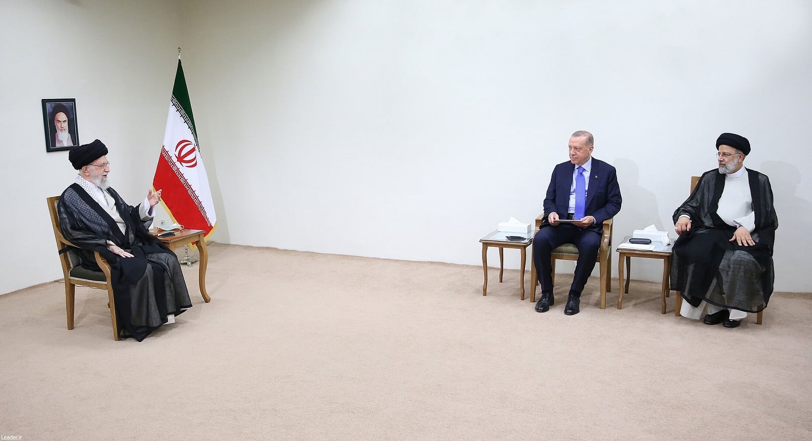 Supreme Leader of Iran Ali Khamenei speaks with Turkish President Recep Tayyip Erdoğan who is accompanied by Iranian President Sayyid Ebrahim Raisi. Photo: Presidency of Iran.