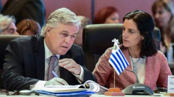 Uruguayan Foreign Affairs Minister Francisco Bustillo (left) at the foreign ministers' meeting of Mercosur, in Asunción, Paraguay, on July 20, 2022. Photo: AFP.