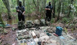 Seizure of drugs and weapons by Venezuelan army. Photo: Twitter/@dhernandezlarez