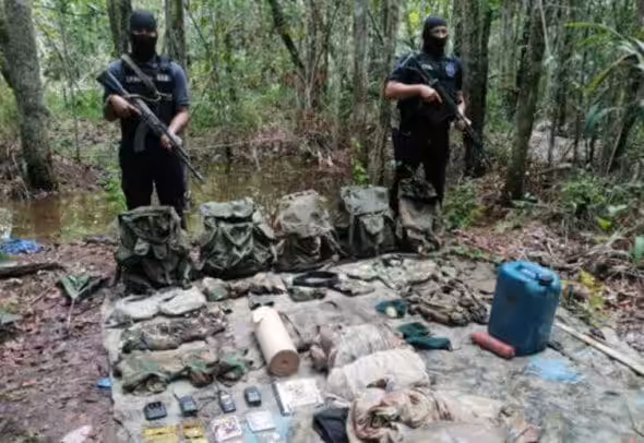 Seizure of drugs and weapons by Venezuelan army. Photo: Twitter/@dhernandezlarez