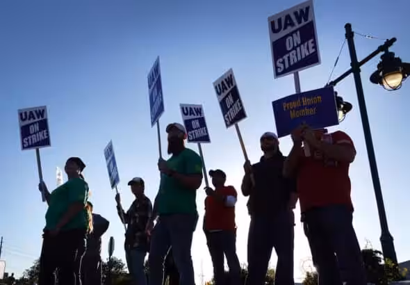 Workers represented by UAW picket outside of John Deere Harvester Works facility on October 14, 2021 in East Moline, Illinois. Photo: Scott Olson/Getty Images.