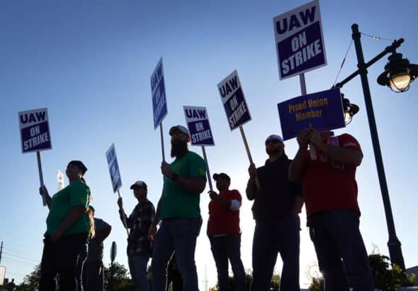 Workers represented by UAW picket outside of John Deere Harvester Works facility on October 14, 2021 in East Moline, Illinois. Photo: Scott Olson/Getty Images.