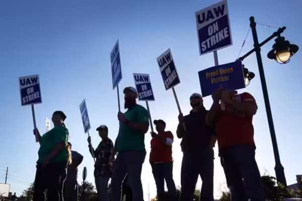 Workers represented by UAW picket outside of John Deere Harvester Works facility on October 14, 2021 in East Moline, Illinois. Photo: Scott Olson/Getty Images.