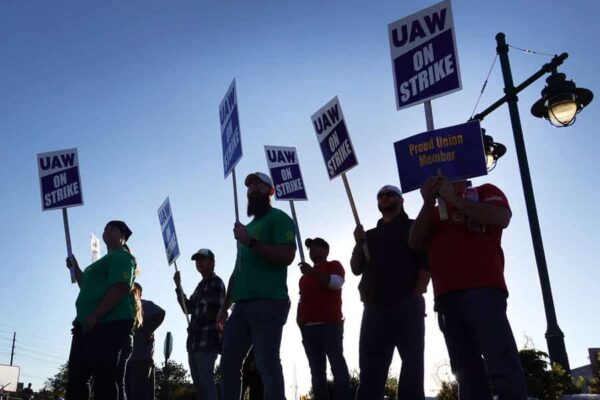 Workers represented by UAW picket outside of John Deere Harvester Works facility on October 14, 2021 in East Moline, Illinois. Photo: Scott Olson/Getty Images.