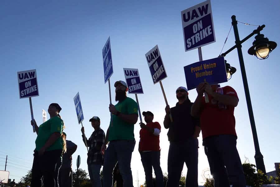Workers represented by UAW picket outside of John Deere Harvester Works facility on October 14, 2021 in East Moline, Illinois. Photo: Scott Olson/Getty Images.