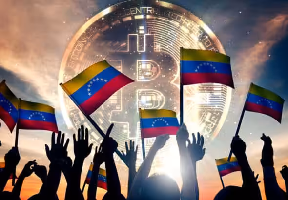 Numerous hands raise the Venezuelan flag, with the Bitcoin symbol in the background, representing the widespread use of cryptocurrencies in Venezuela. Photo: CriptoNoticias.