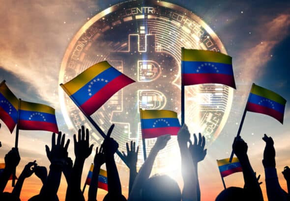 Numerous hands raise the Venezuelan flag, with the Bitcoin symbol in the background, representing the widespread use of cryptocurrencies in Venezuela. Photo: CriptoNoticias.