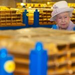 Queen Elizabeth of Britain tours a gold vault during a visit to the Bank of England in London, on December 13, 2012. Photo: Reuters/Eddie Mulholland.