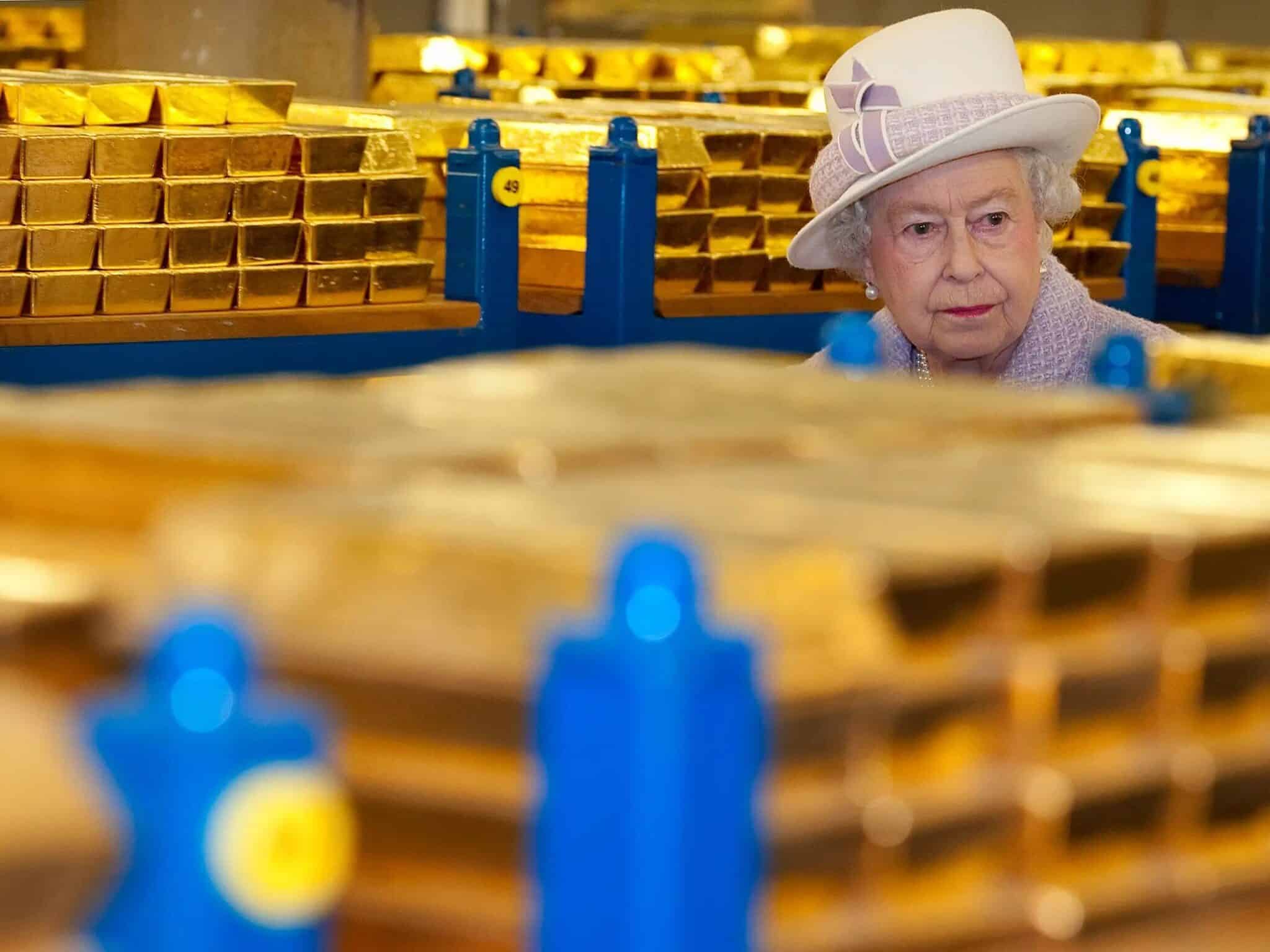 Queen Elizabeth of Britain tours a gold vault during a visit to the Bank of England in London, on December 13, 2012. Photo: Reuters/Eddie Mulholland.