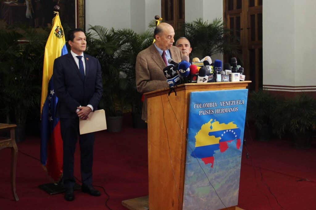 Designated minister for foreign affairs of Colombia, Álvaro Leyva Durán (center), escorted by the Venezuelan minister for foreign affairs, Carlos Faría (left) and governor of Táchira state, Freddy Bernal (right), after agreeing to resume full diplomatic and consular relations on August 7. San Cristobal, Táchira state, July 28, 2022. Photo: Nacion.com.