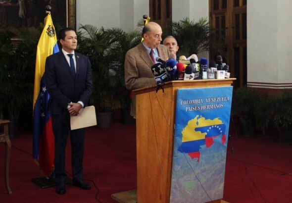 Designated minister for foreign affairs of Colombia, Álvaro Leyva Durán (center), escorted by the Venezuelan minister for foreign affairs, Carlos Faría (left) and governor of Táchira state, Freddy Bernal (right), after agreeing to resume full diplomatic and consular relations on August 7. San Cristobal, Táchira state, July 28, 2022. Photo: Nacion.com.