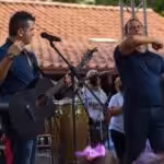 Buena Fe's singer Israel Rojas before the audience during a concert in Caracas, July 19, 2022. Photos: MPPC/Roiner Ross/Mariana Rodríguez.