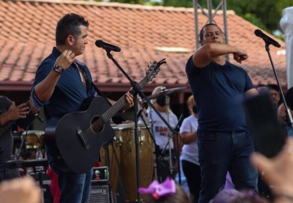 Buena Fe's singer Israel Rojas before the audience during a concert in Caracas, July 19, 2022. Photos: MPPC/Roiner Ross/Mariana Rodríguez.