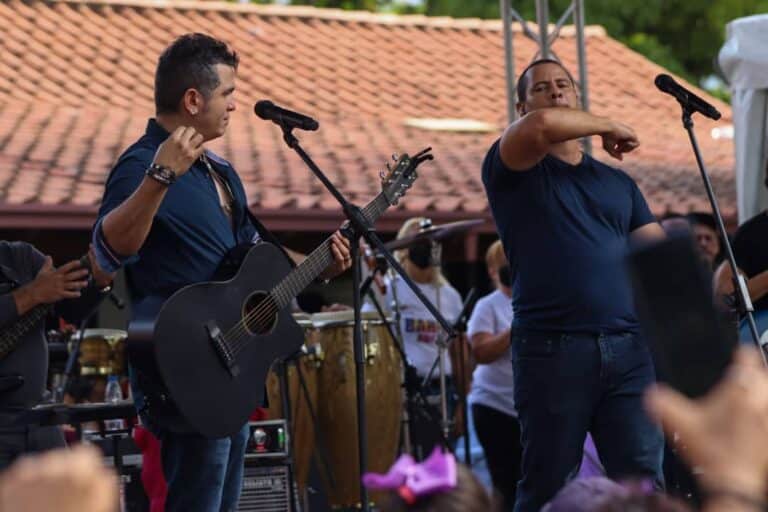Buena Fe's singer Israel Rojas before the audience during a concert in Caracas, July 19, 2022. Photos: MPPC/Roiner Ross/Mariana Rodríguez.
