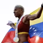 Yulimar Rojas poses with the flag of Venezuela after winning her third consecutive world title in Oregon on Monday, July 18. Photo: Twitter/@WorldAthletics