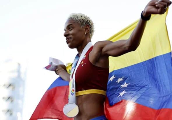 Yulimar Rojas poses with the flag of Venezuela after winning her third consecutive world title in Oregon on Monday, July 18. Photo: Twitter/@WorldAthletics