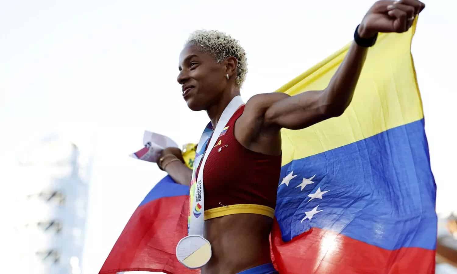Yulimar Rojas poses with the flag of Venezuela after winning her third consecutive world title in Oregon on Monday, July 18. Photo: Twitter/@WorldAthletics