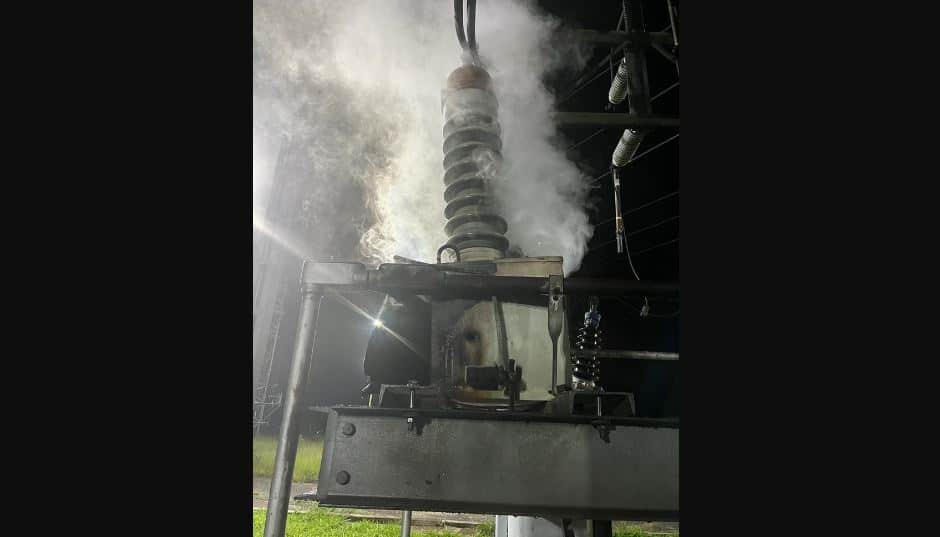 Transformer damaged by bullet impact in a Caracas substation. Photo: Twitter/@NestorLReverol.