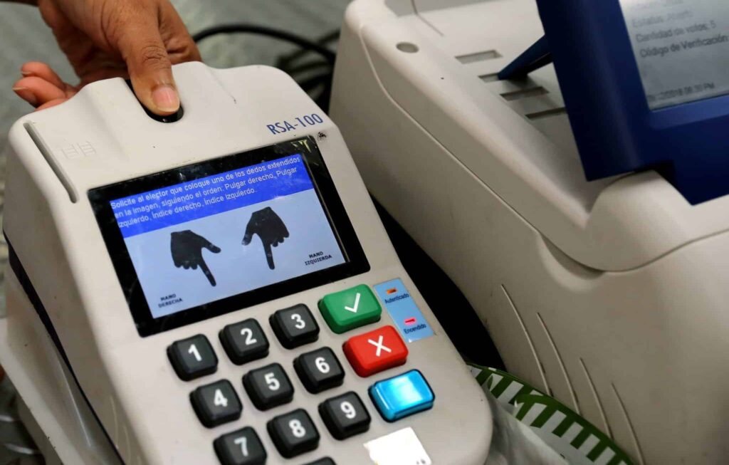 Featured image: Fingerprint scanner used by the CNE in Venezuela for the last couple of decades to avoid multiple votes from a single voter. File photo.
