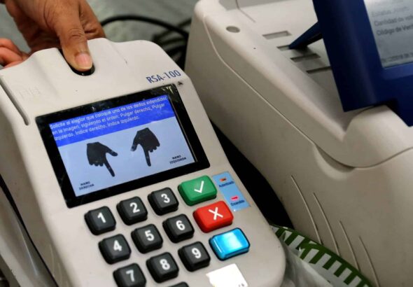 Featured image: Fingerprint scanner used by the CNE in Venezuela for the last couple of decades to avoid multiple votes from a single voter. File photo.